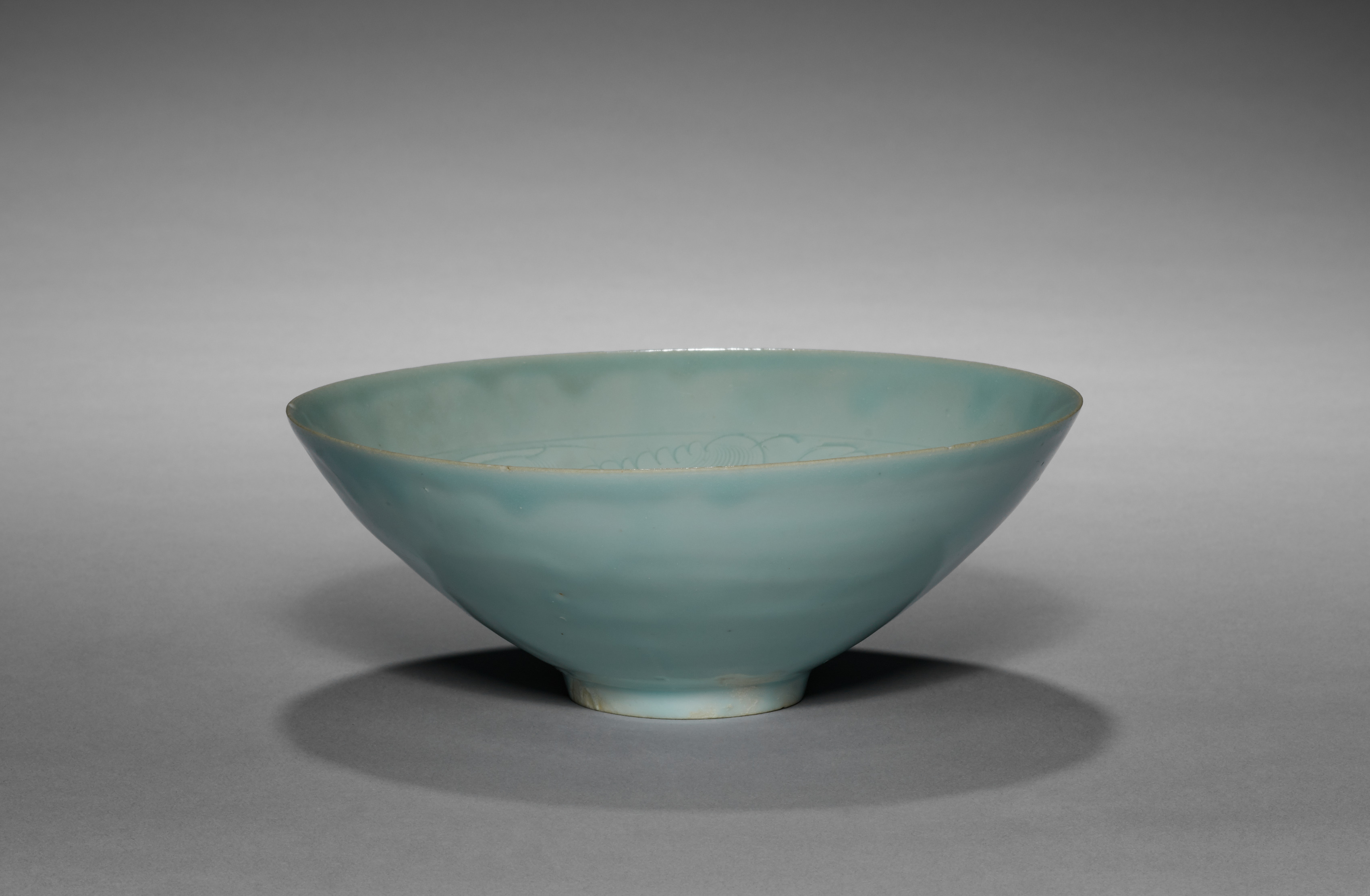 Coupe conique chinoise en porcelaine bleu-blanc à décor floral incisé, glaçure plus turquoise dans les zones gravées