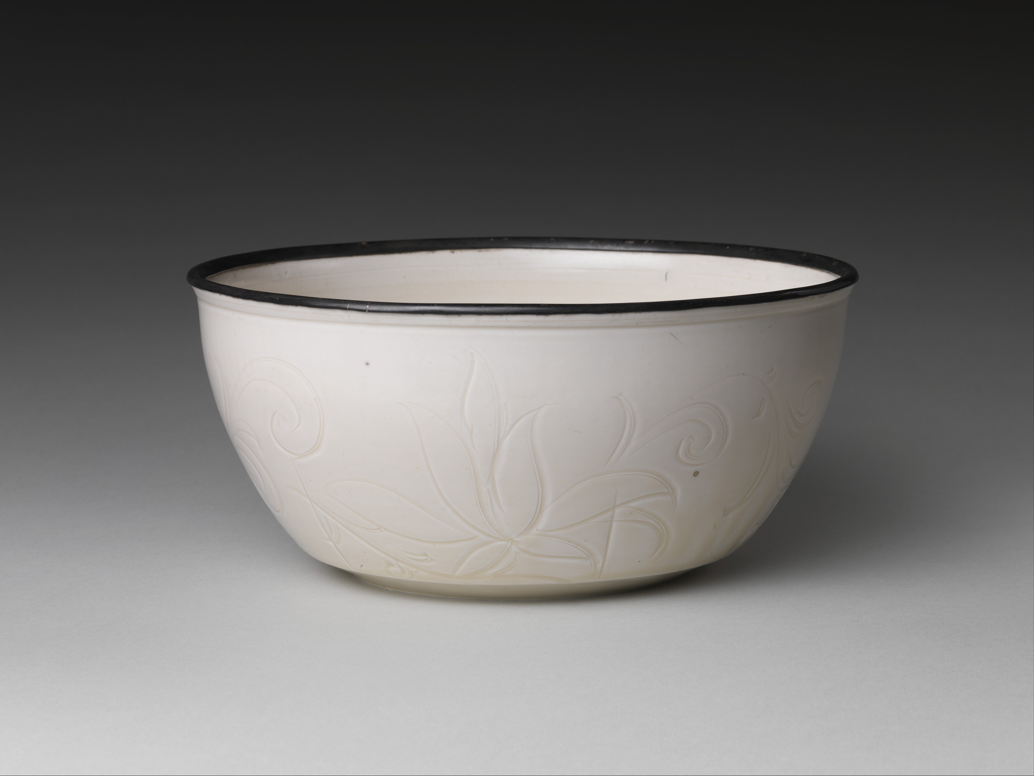 Bassine chinoise en porcelaine Ding ivoire à décor de lotus gravé en lignes droites symétriques