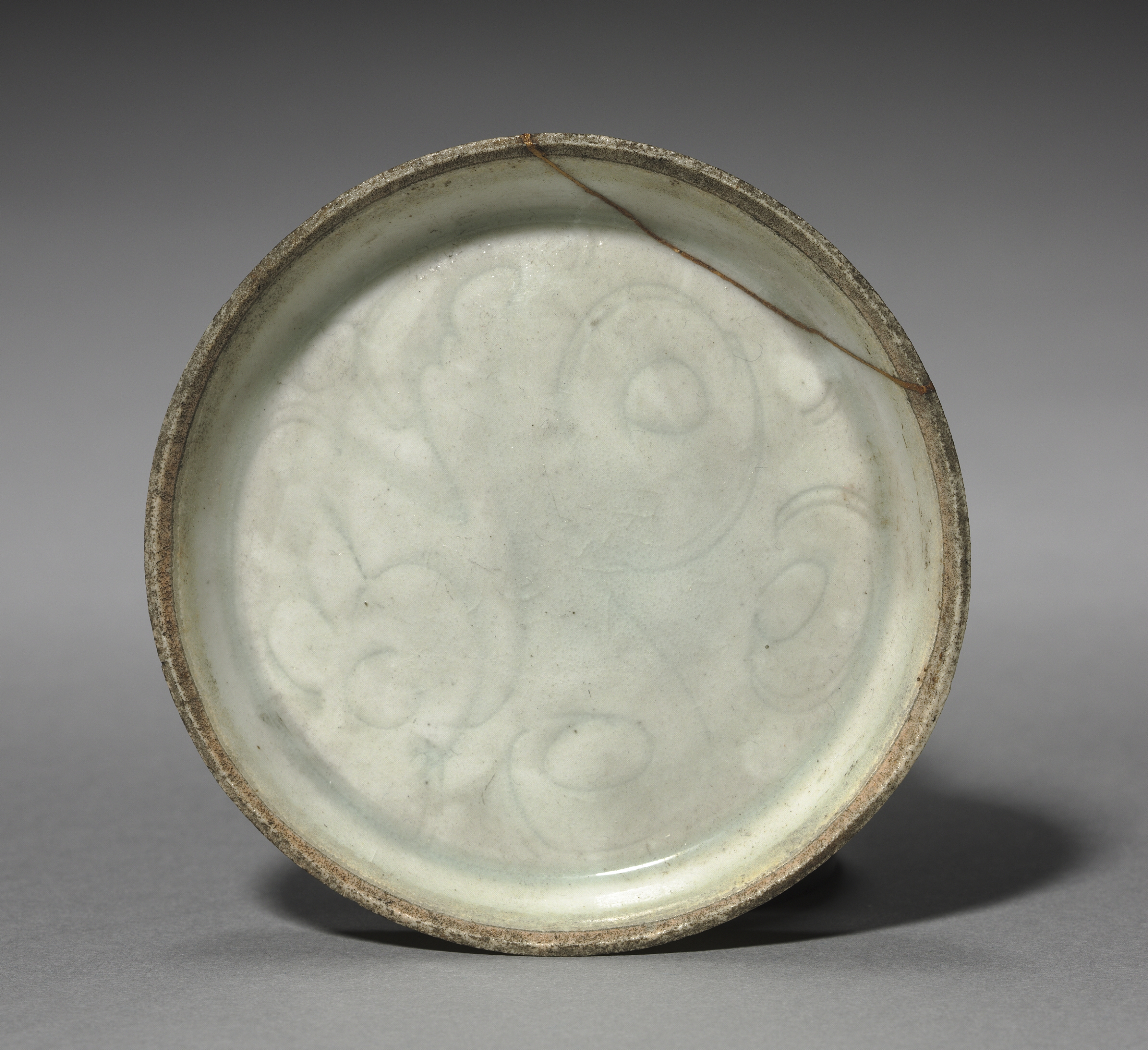 Petit plat en porcelaine qingbai à décor de rinceau incisé, possible pivoine en branche brisée, période Song du Nord