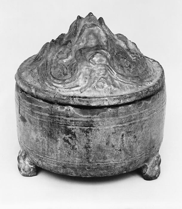 Vase funéraire chinois en terre cuite à glaçure verte, surmonté d'un couvercle modelé en montagne à pics.