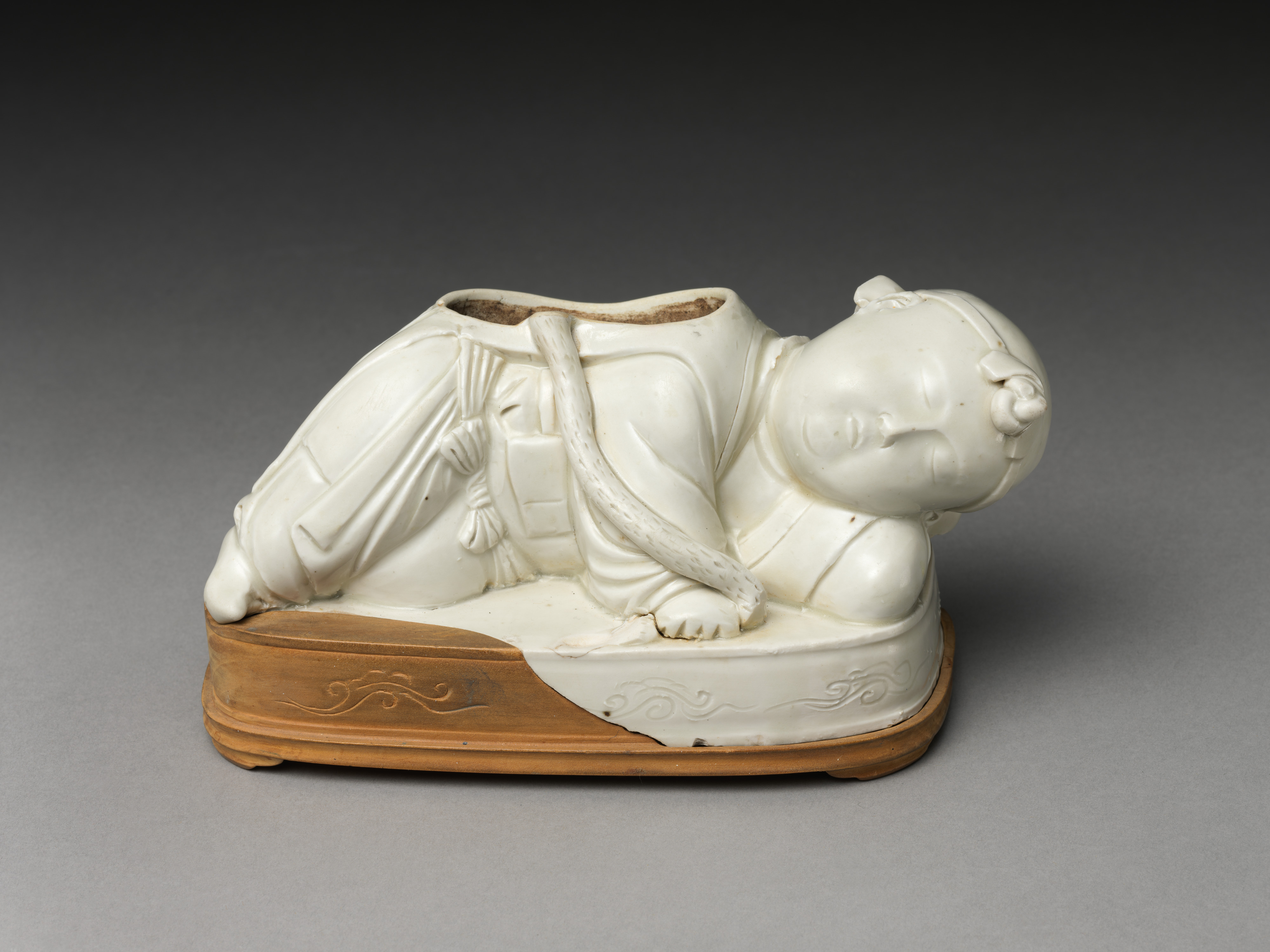 Base d'oreiller en forme de jeune enfant, porcelaine Ding, dynastie Song du Nord (Met)