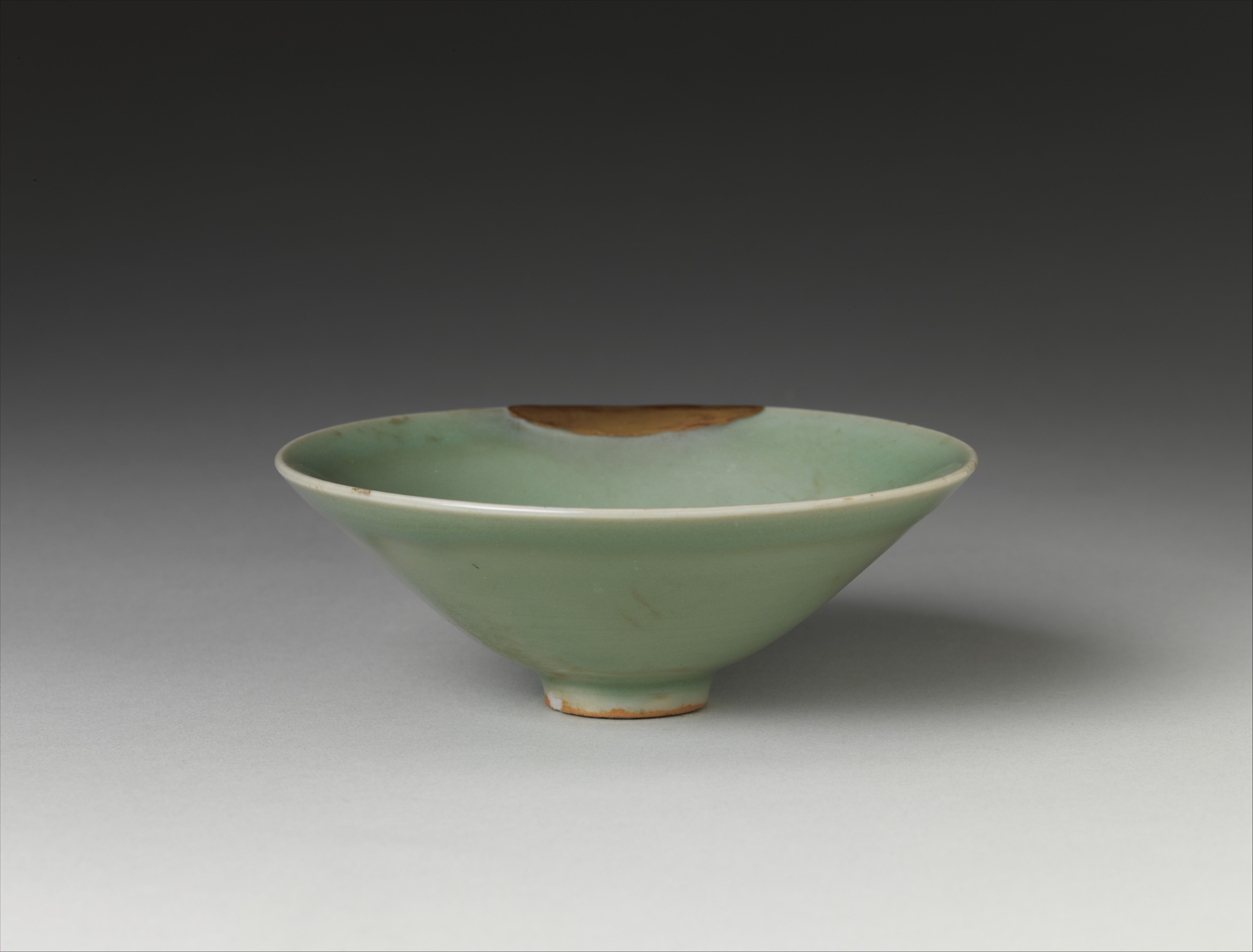 Bol à thé Longquan à glaçure céladon, avec restaurations à la laque dorée, dynastie Song du Sud (Met)