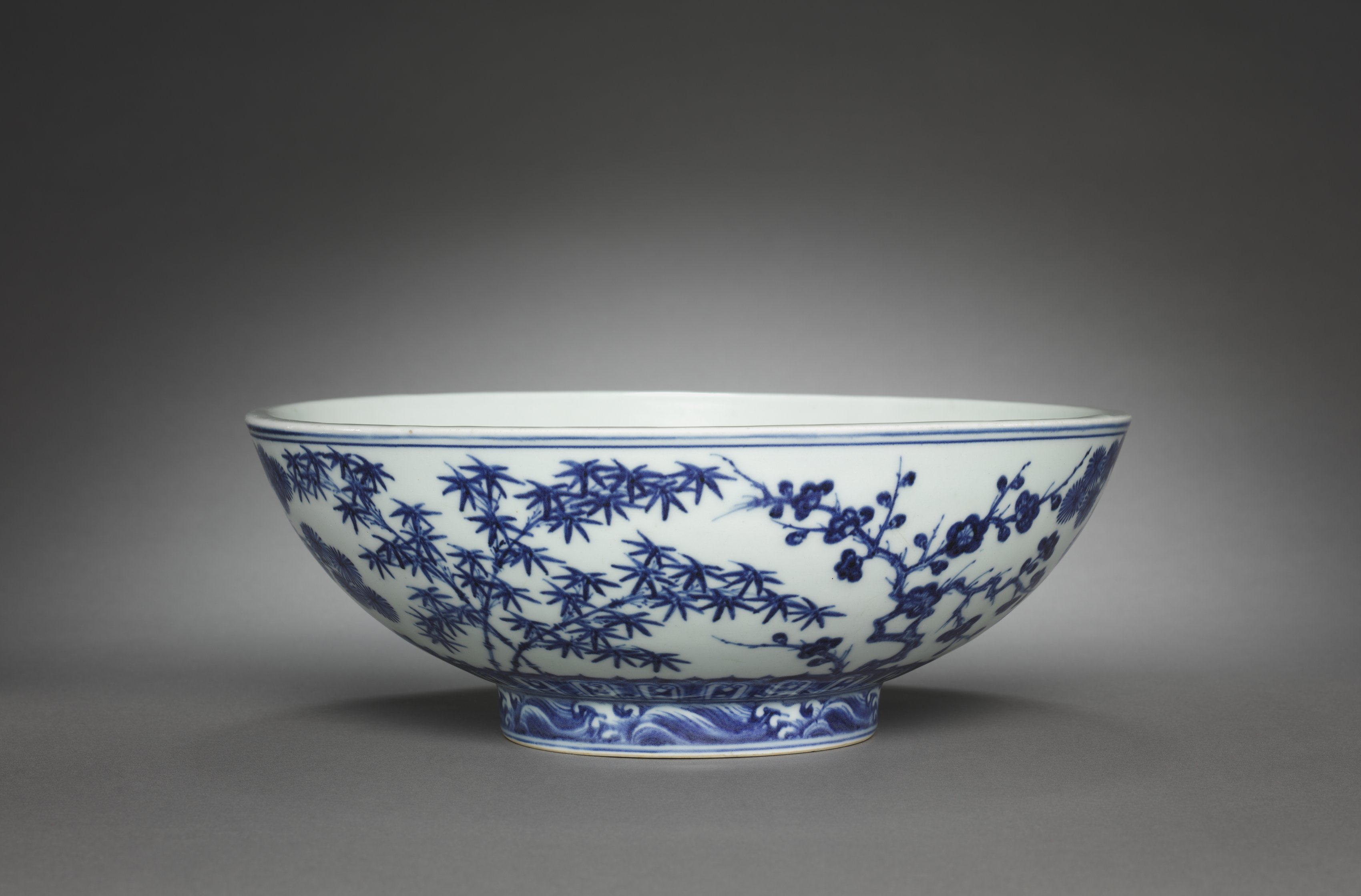 Bol en porcelaine bleu-blanc à motif de pin, bambou et prunier composés en triade.