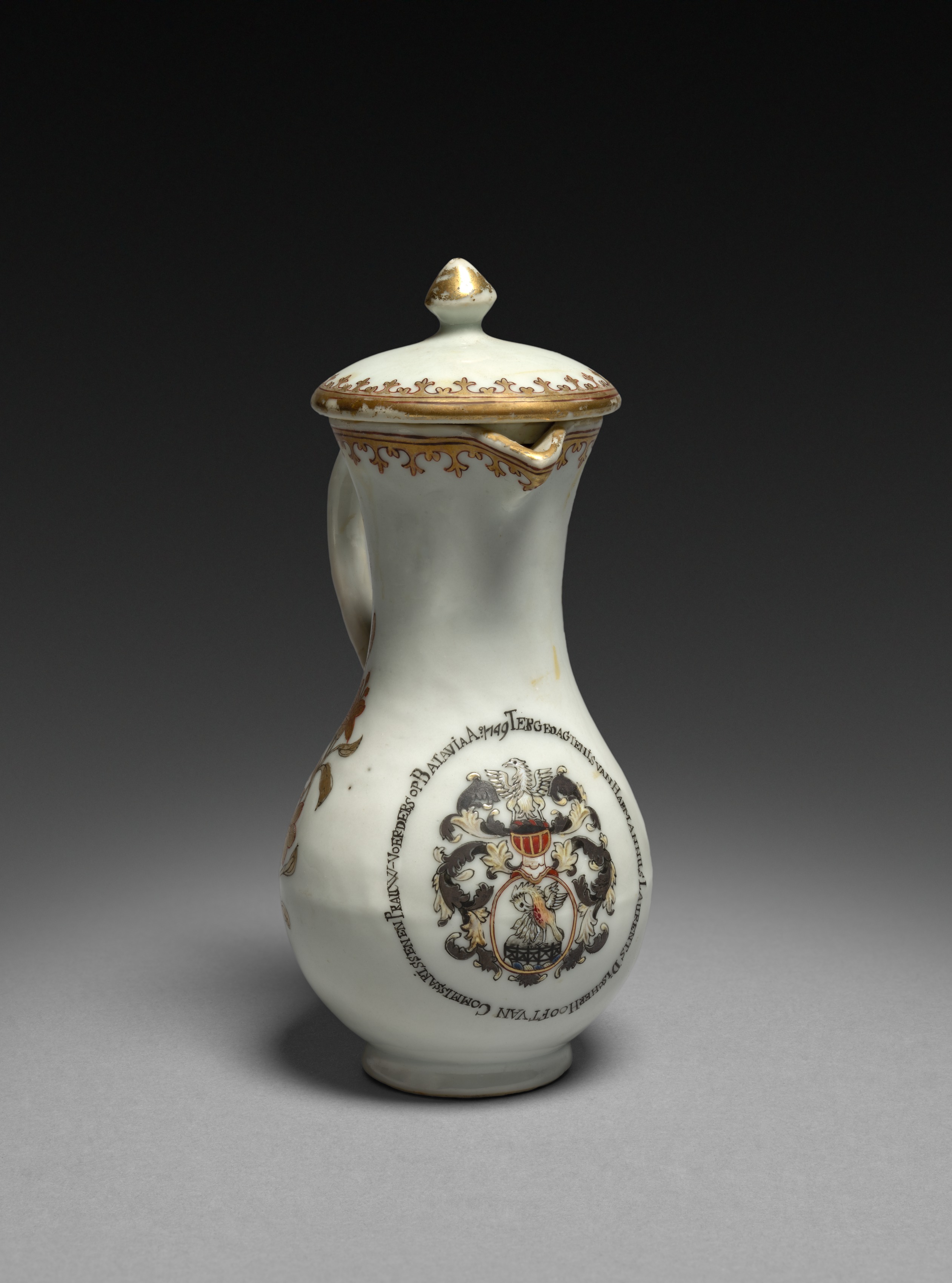 Pot à lait couvert en porcelaine chinoise blanche à émaux peints, de forme européenne, daté 1749.
