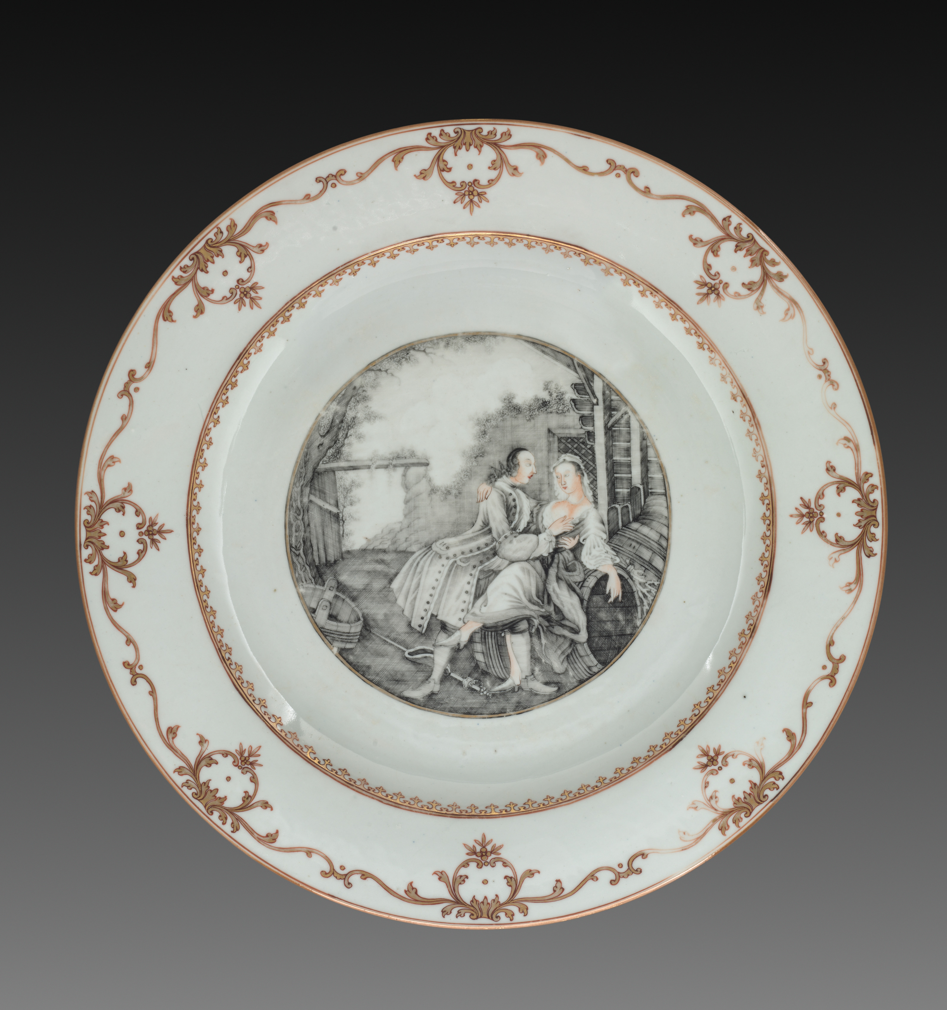 Grand plat de table en porcelaine chinoise à décor polychrome rehaussé d'or, milieu du XVIIIᵉ siècle.