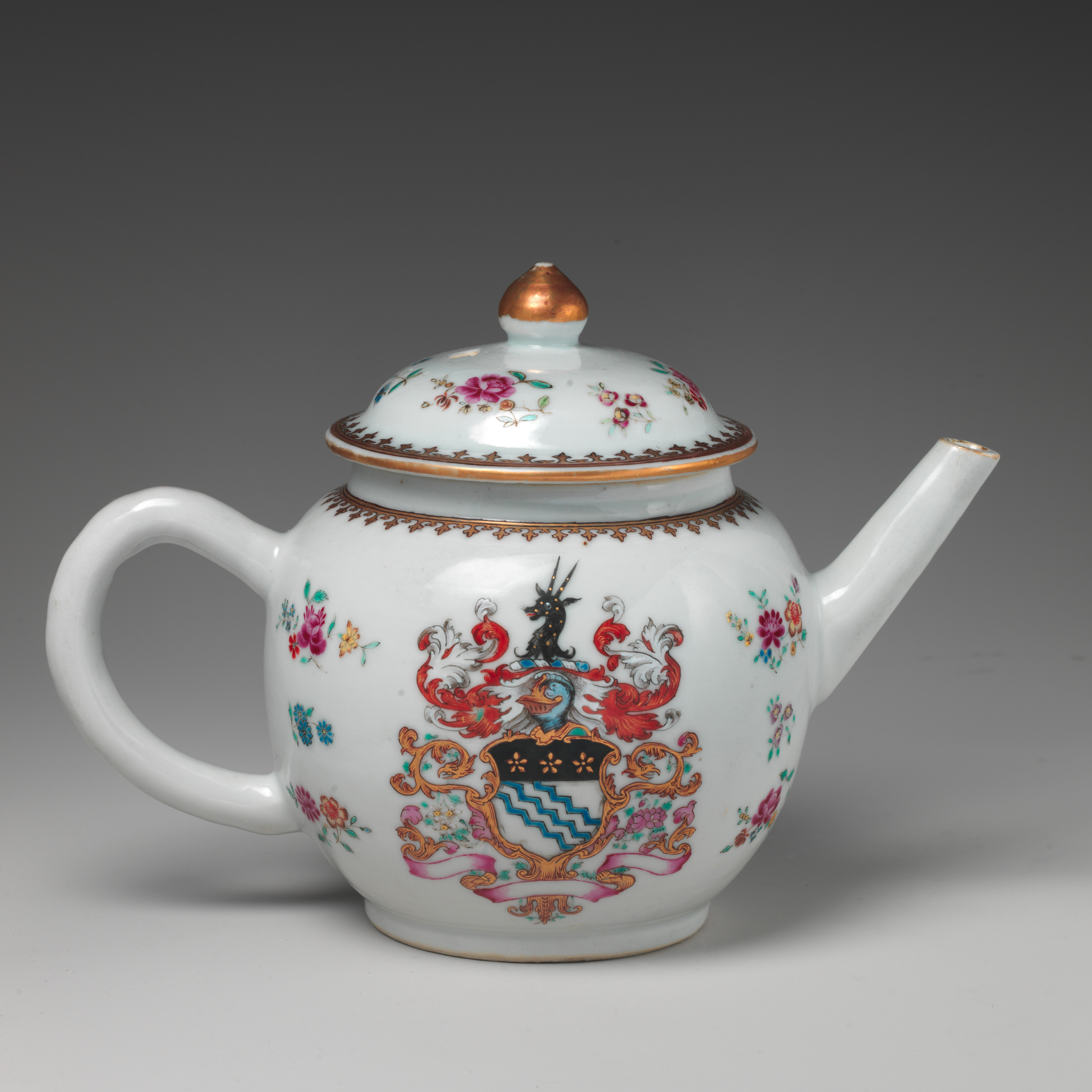 Théière en porcelaine chinoise à décor armorié polychrome et or, milieu du XVIIIᵉ siècle.