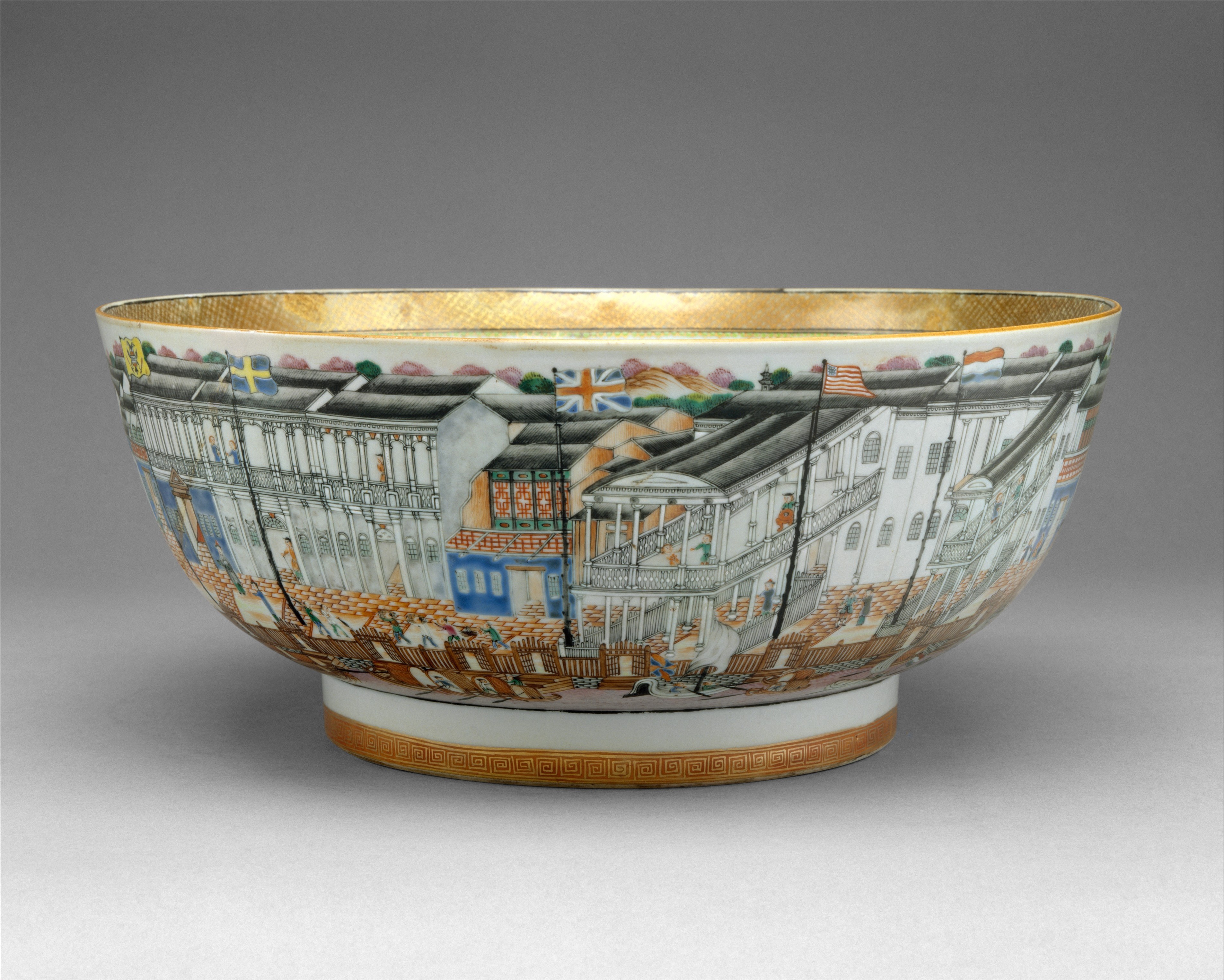 Grand bol à punch en porcelaine chinoise dont la panse porte une vue panoramique des comptoirs étrangers de Canton avec leurs pavillons nationaux.