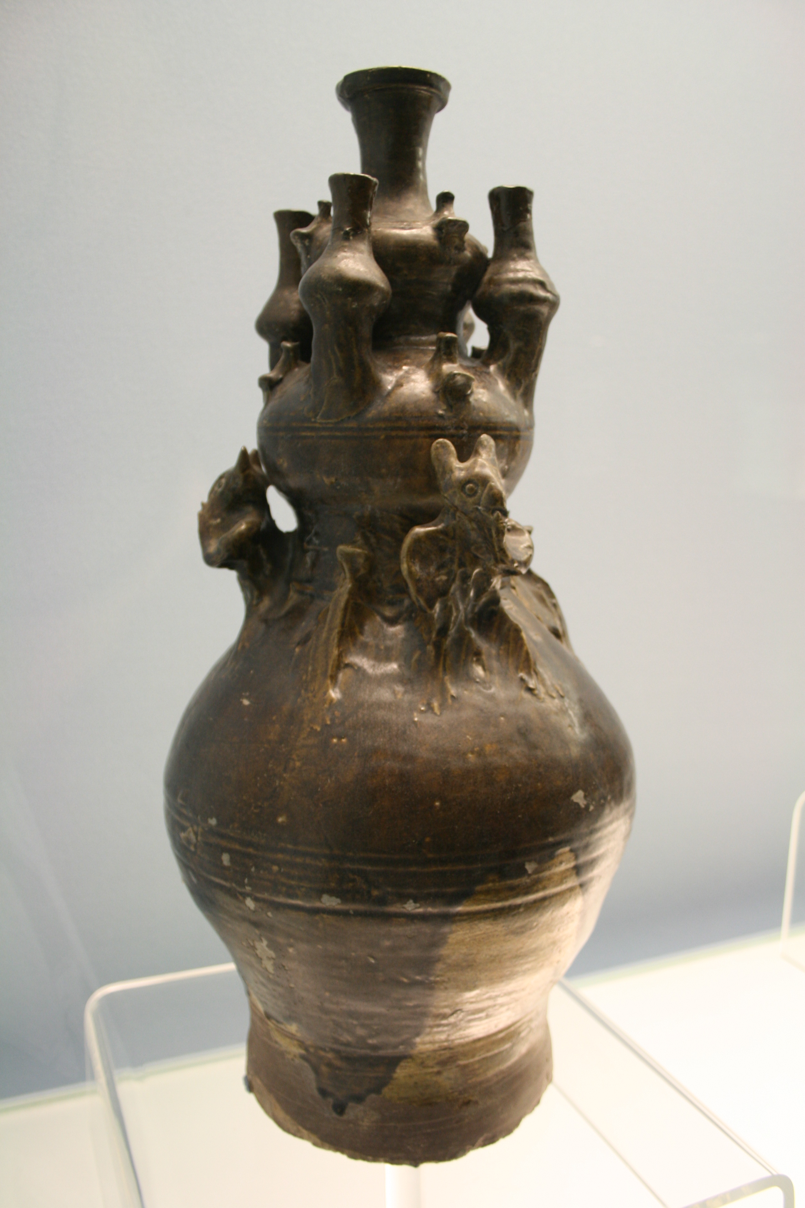Jarre funéraire des Han orientaux à glaçure brun-fer, vase central ceint de quatre petites jarres satellites