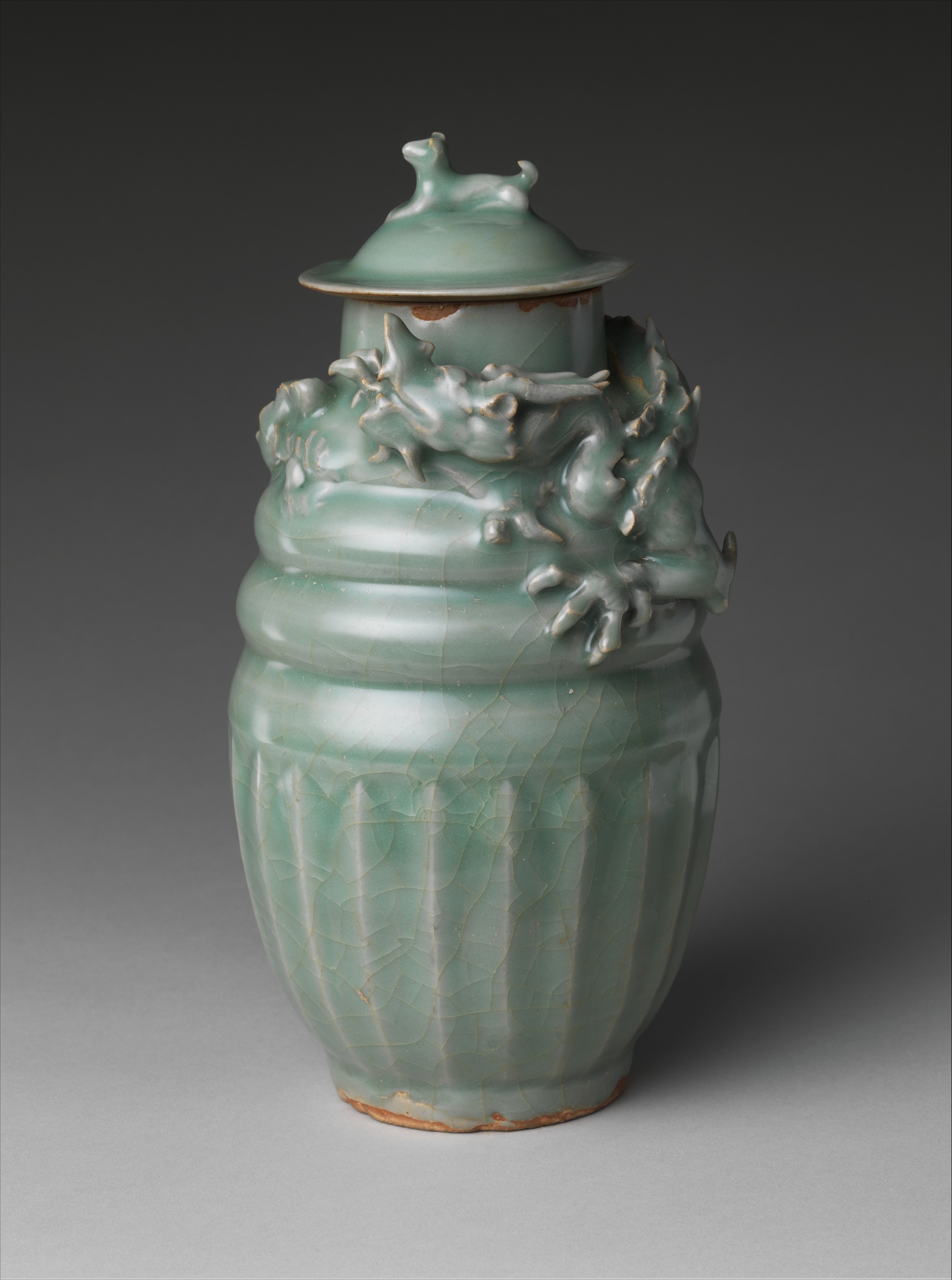Pot funéraire à dragon enroulé, porcelaine Longquan céladon, dynastie Song du Sud