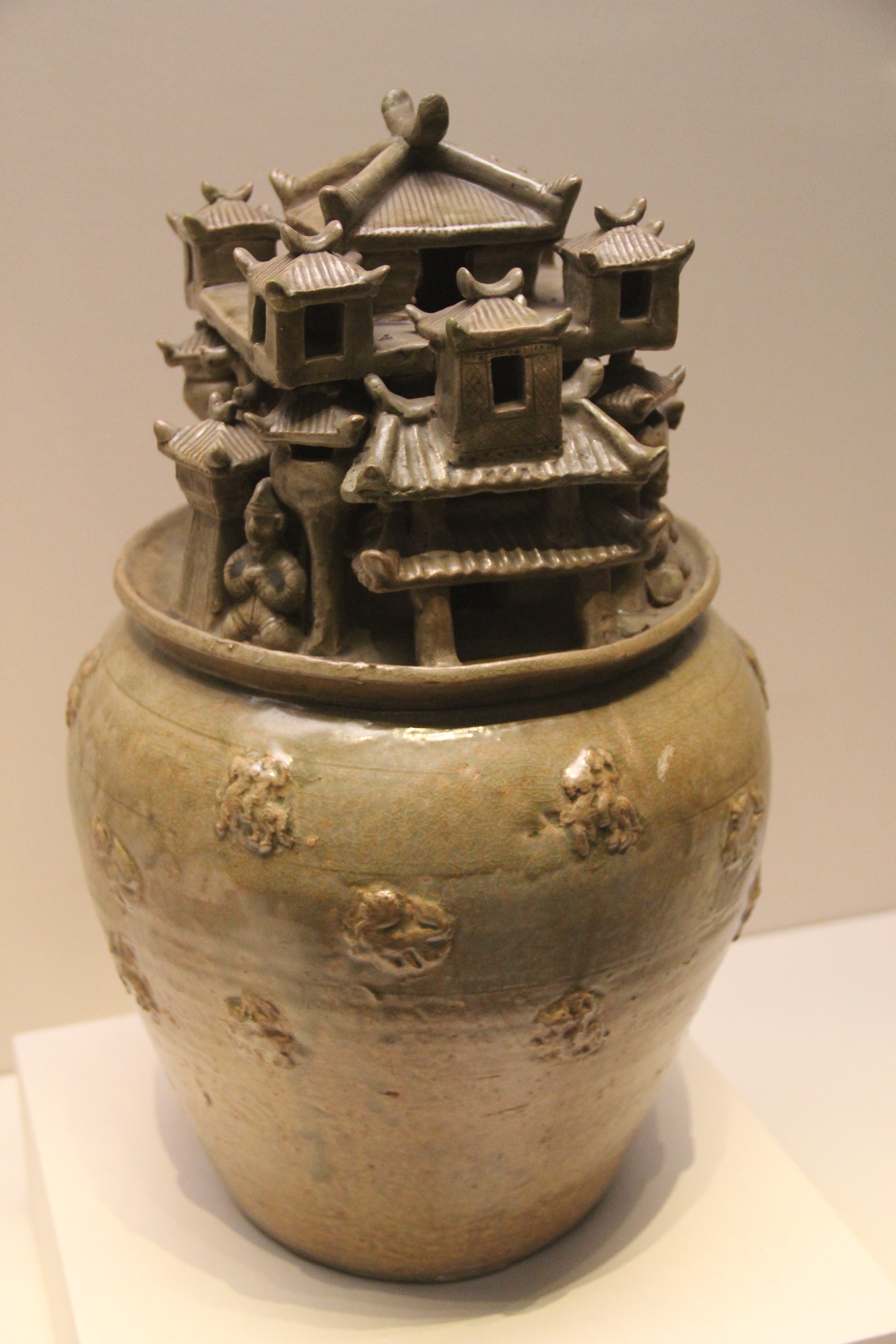 Pot funéraire céladon de la dynastie des Jin occidentaux, sommet chargé de pavillons étagés, figurines et oiseaux