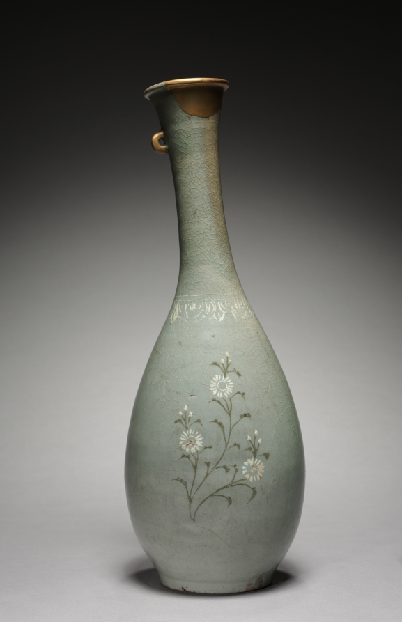Bouteille céladon coréenne à long col, décor de chrysanthèmes incrustés en slip blanc et noir, lèvre dorée.