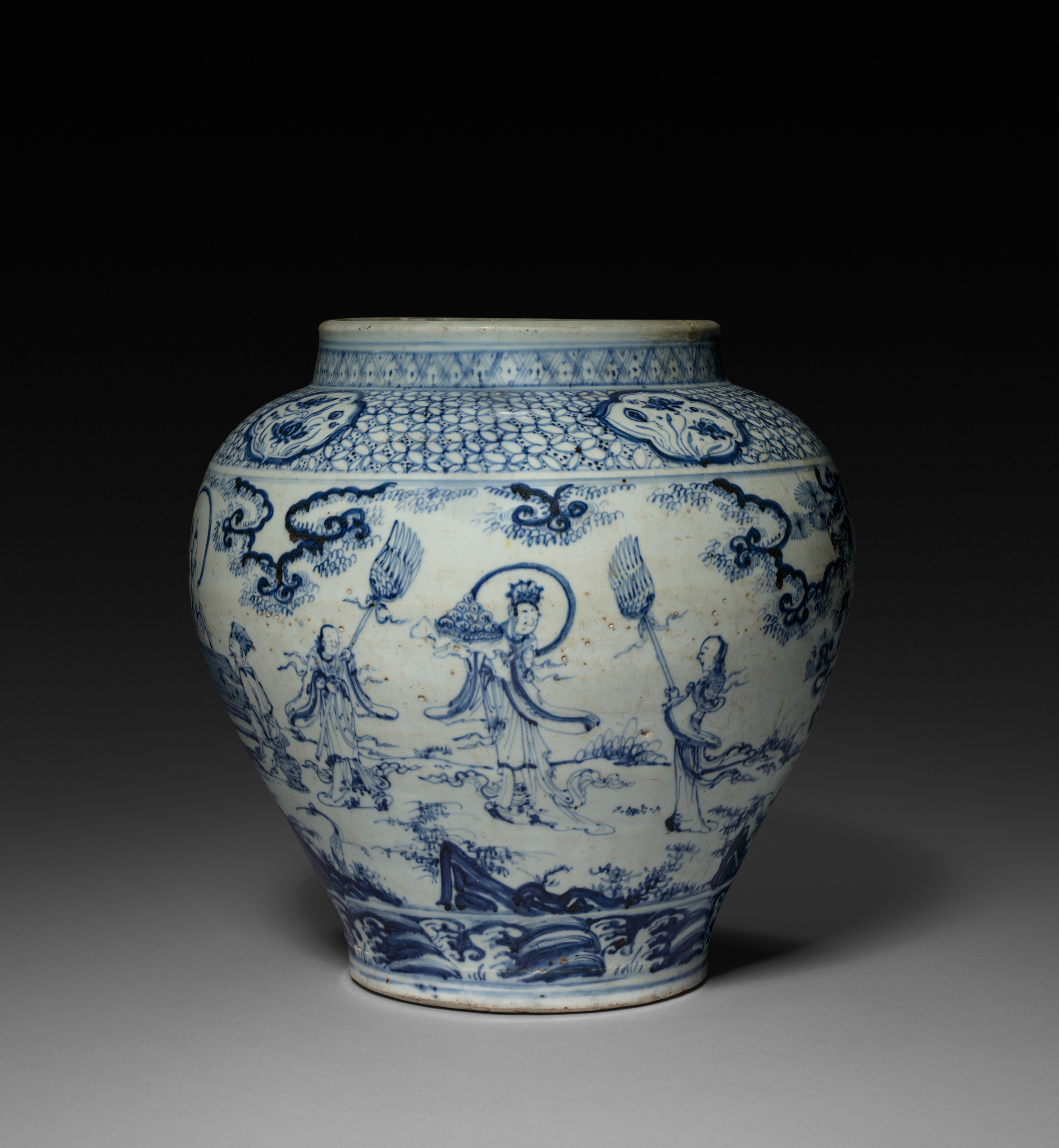 Jarre chinoise en porcelaine bleu et blanc, une procession d’immortels sur le corps, des panneaux réservés à bouquets sur l’épaule.