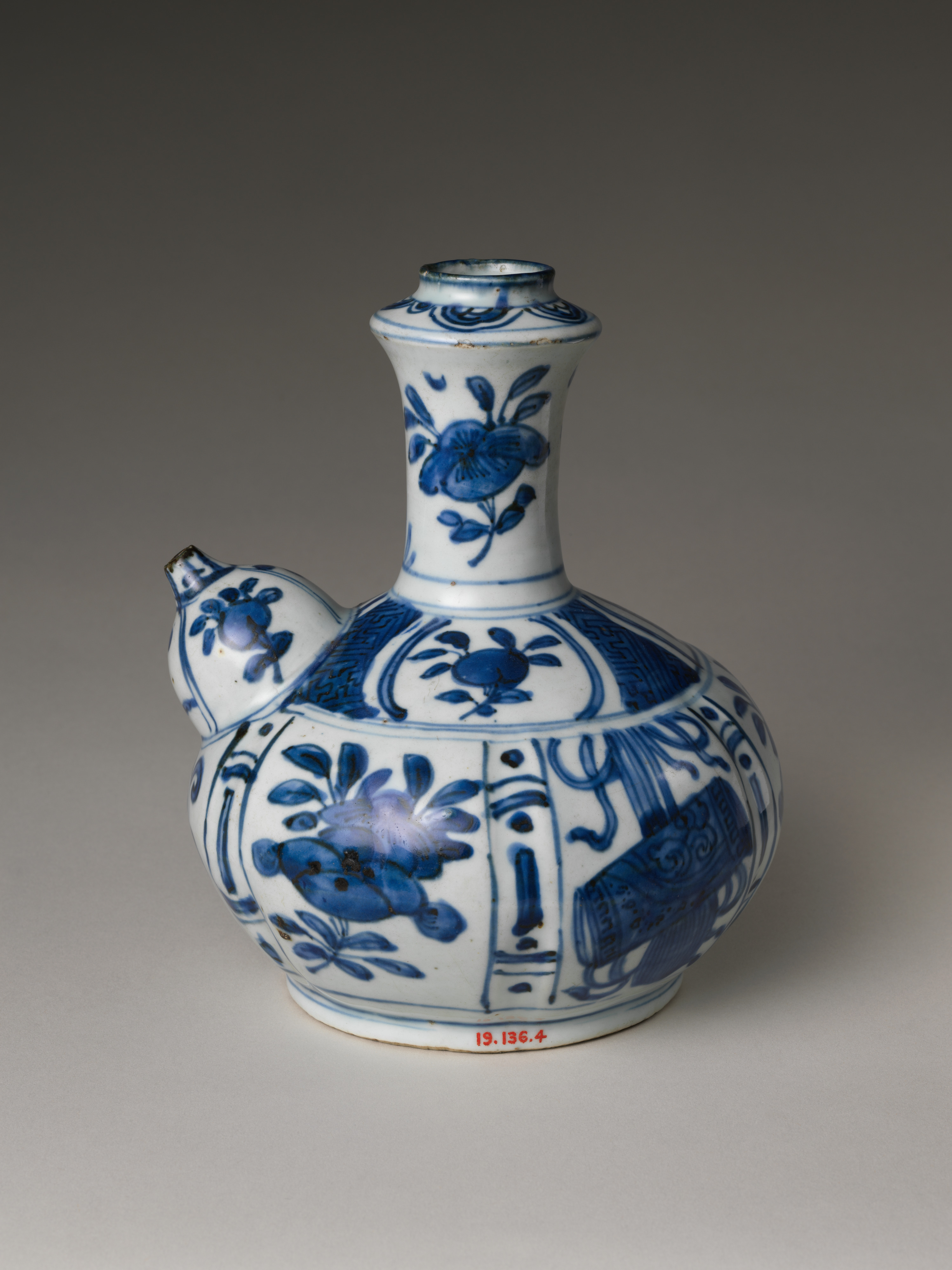 Kendi chinois d’exportation en porcelaine bleu et blanc, la panse divisée en panneaux radiaux séparés de filets perlés.
