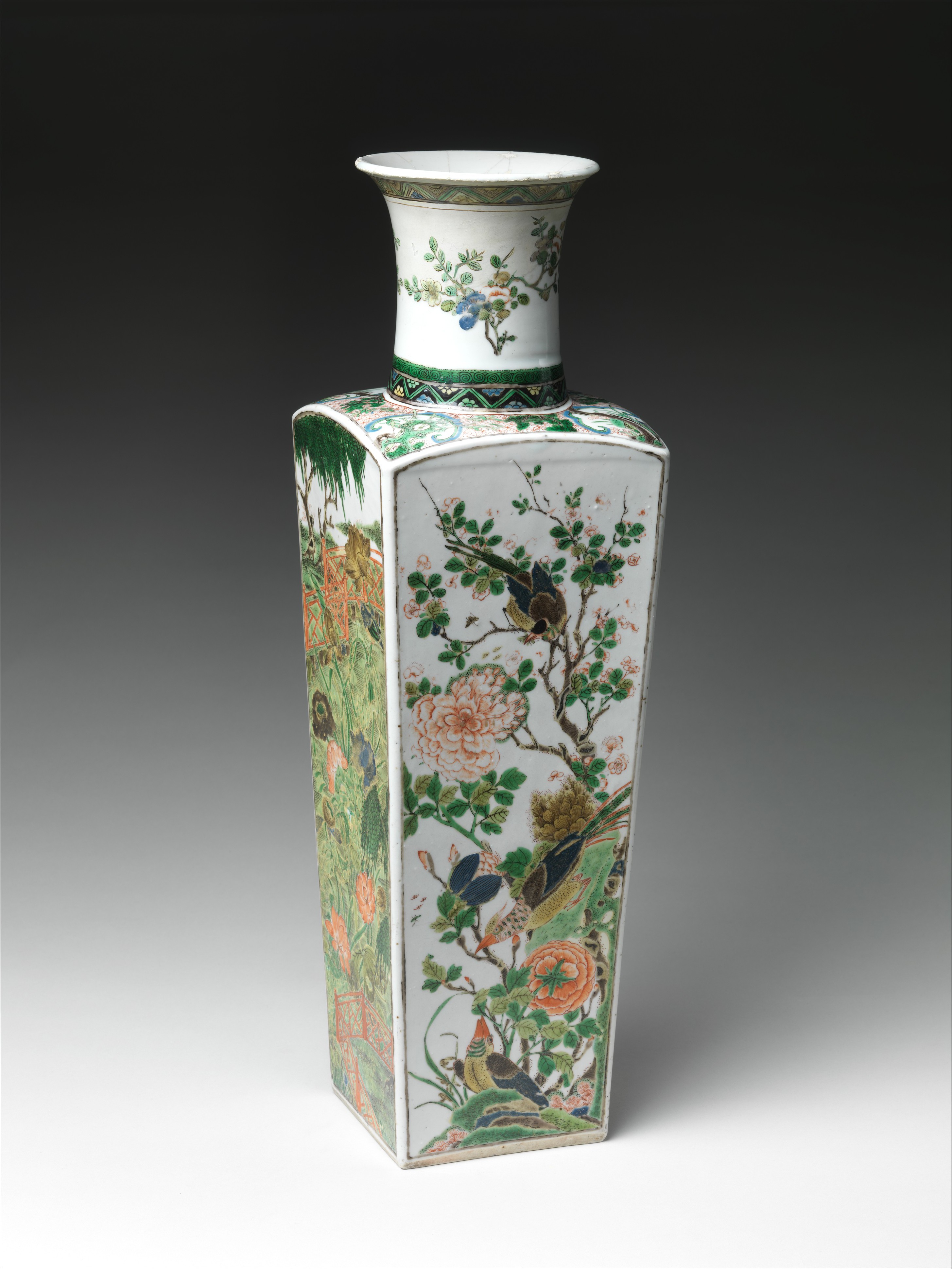 Vase carré chinois en porcelaine famille verte, chaque face portant un panneau à cadre en relief avec fleurs et oiseaux.