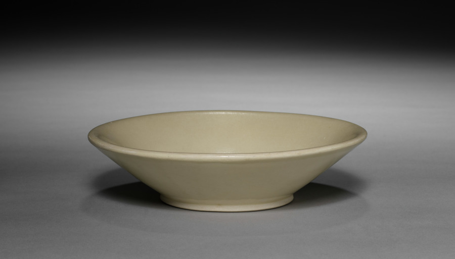 Bol Ding de type Xing, à pied en disque, porcelaine à glaçure ivoire, Cinq Dynasties (Cleveland)