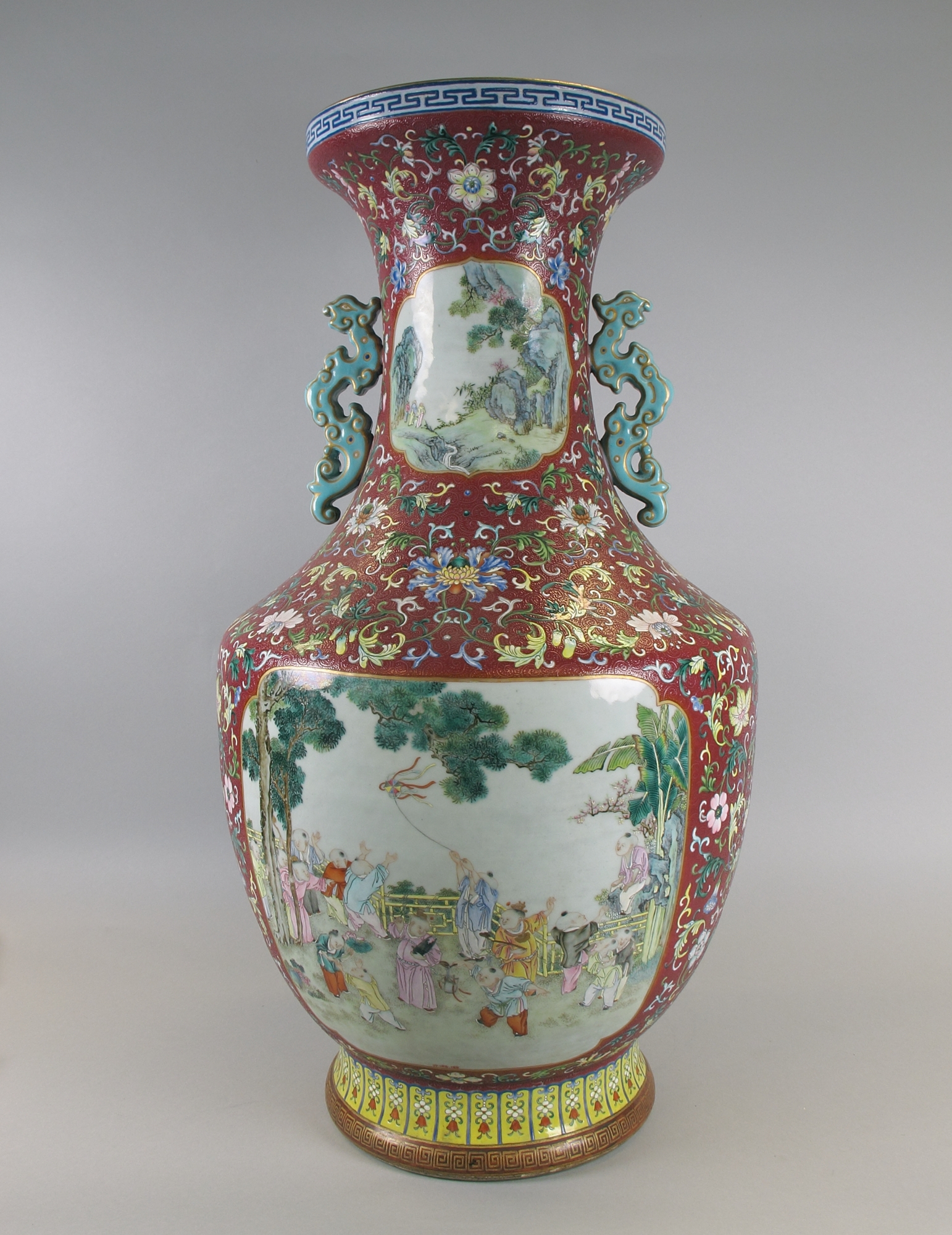 Grand vase en porcelaine à décor polychrome, panse divisée en cartouches montrant des enfants jouant et des lettrés en réunion sur fond brocardé.