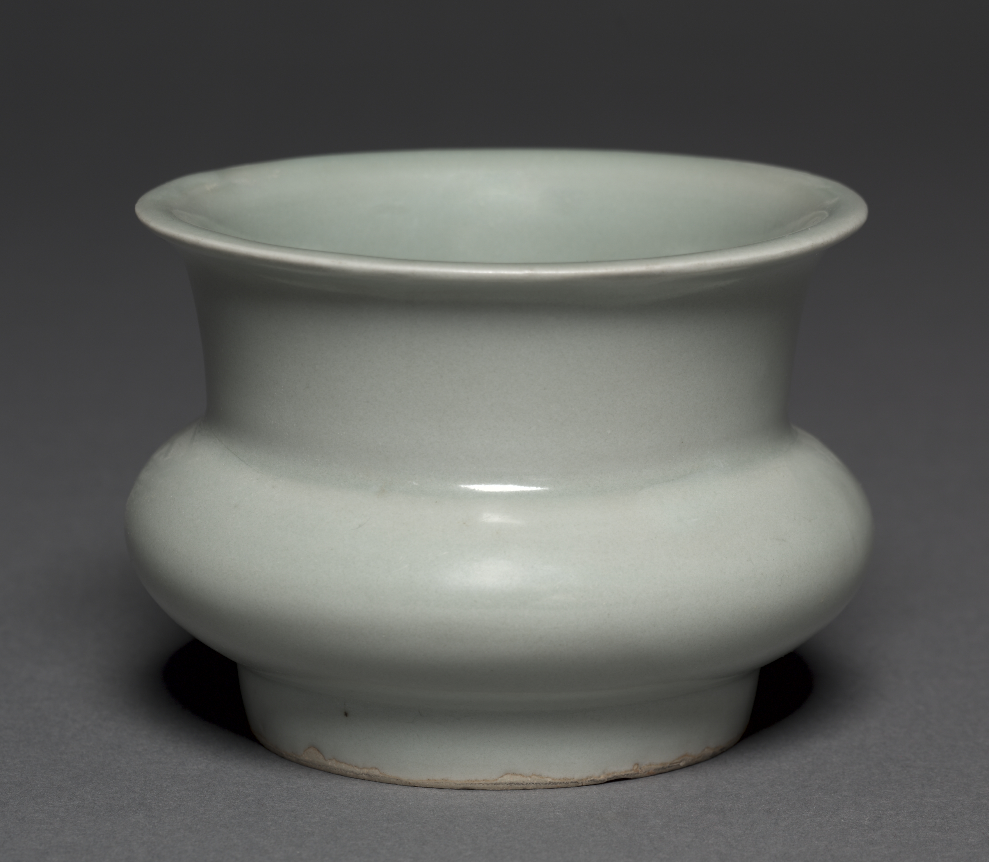Petit récipient à large col en céladon de Longquan, glaçure vert pâle uniforme, catalogué comme vase.